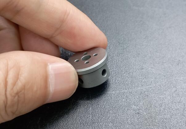 磨粒流究竟是怎么去除內(nèi)孔毛刺的，我做了個(gè)3D模擬！
