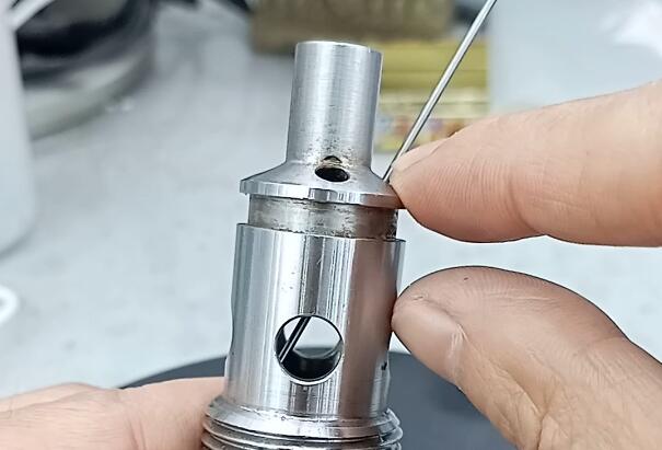 長斜孔去毛刺，磨粒流技術是怎么做到的？